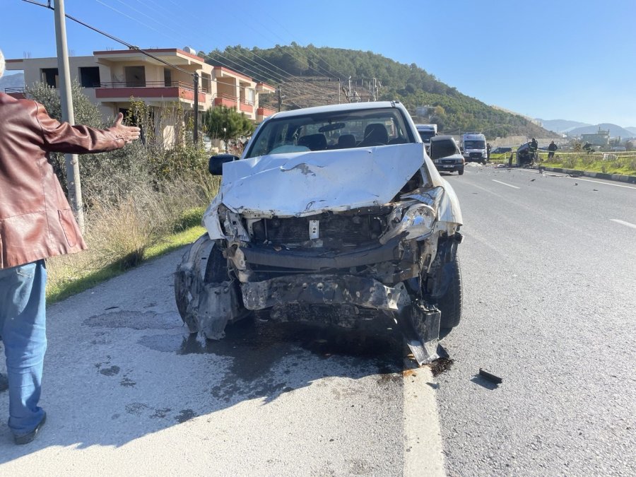 Kamyonetin Çarptığı Otomobilin Sürücüsü, Aracından Fırlayarak Hayatını Kaybetti