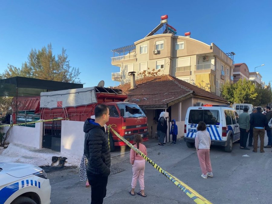 İhbara Giden Polislere Önce Taşla Saldırdı, Ardından Yere Düşen Polis Memurunu Bıçakladı
