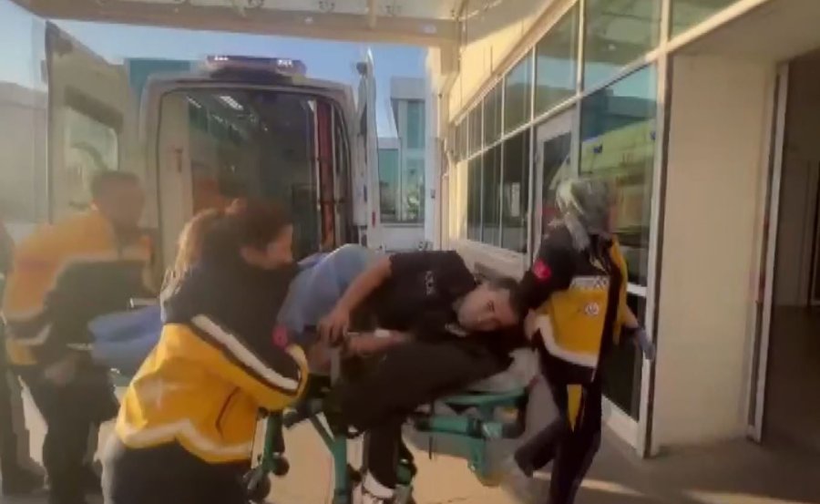 İhbara Giden Polislere Önce Taşla Saldırdı, Ardından Yere Düşen Polis Memurunu Bıçakladı