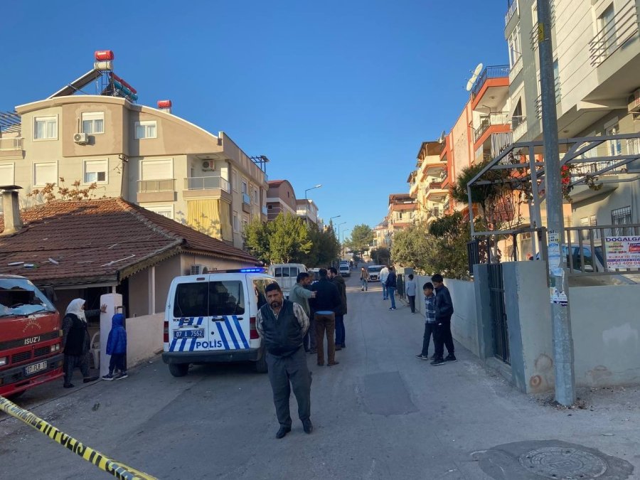 İhbara Giden Polislere Önce Taşla Saldırdı, Ardından Yere Düşen Polis Memurunu Bıçakladı