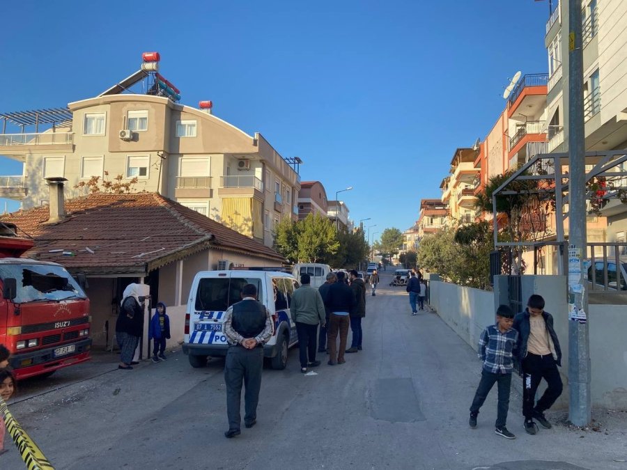 İhbara Giden Polislere Önce Taşla Saldırdı, Ardından Yere Düşen Polis Memurunu Bıçakladı