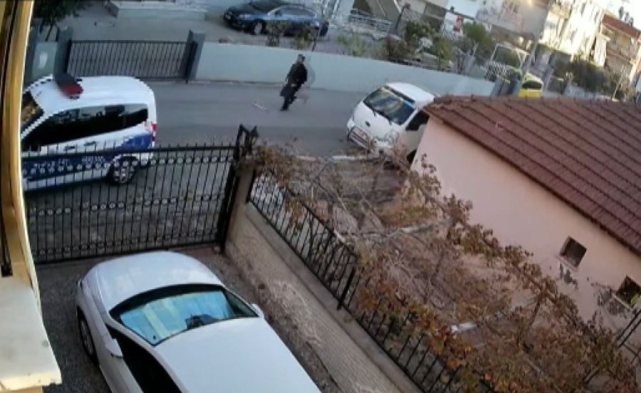 İhbara Giden Polislere Önce Taşla Saldırdı, Ardından Yere Düşen Polis Memurunu Bıçakladı