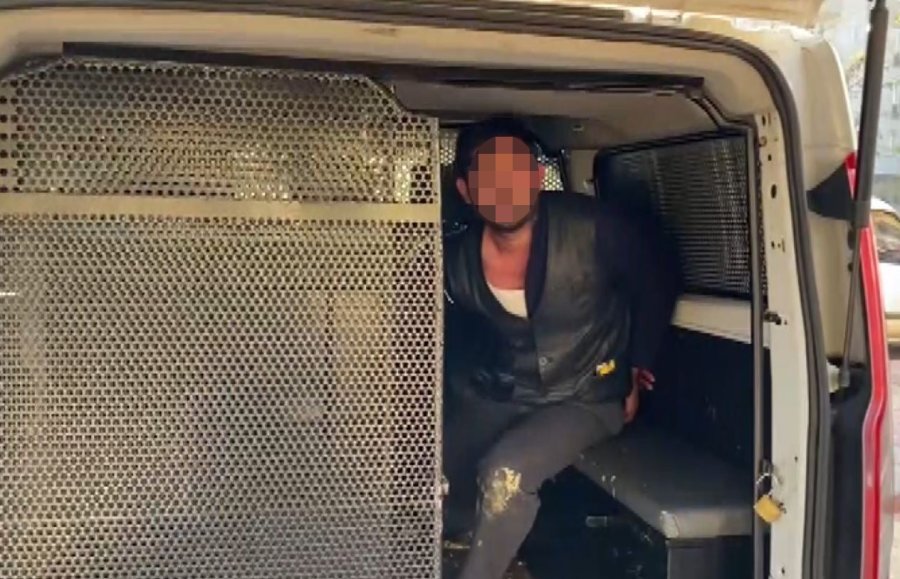 İhbara Giden Polislere Önce Taşla Saldırdı, Ardından Yere Düşen Polis Memurunu Bıçakladı