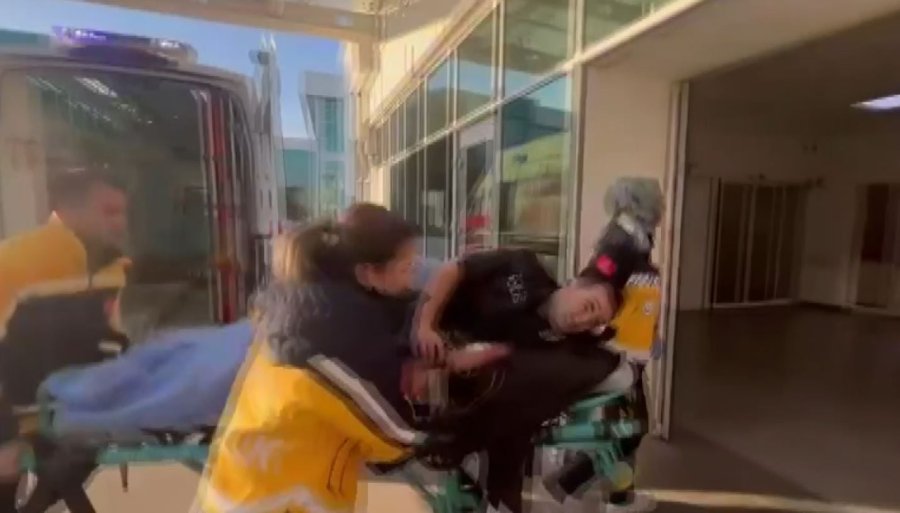 İhbara Giden Polislere Önce Taşla Saldırdı, Ardından Yere Düşen Polis Memurunu Bıçakladı