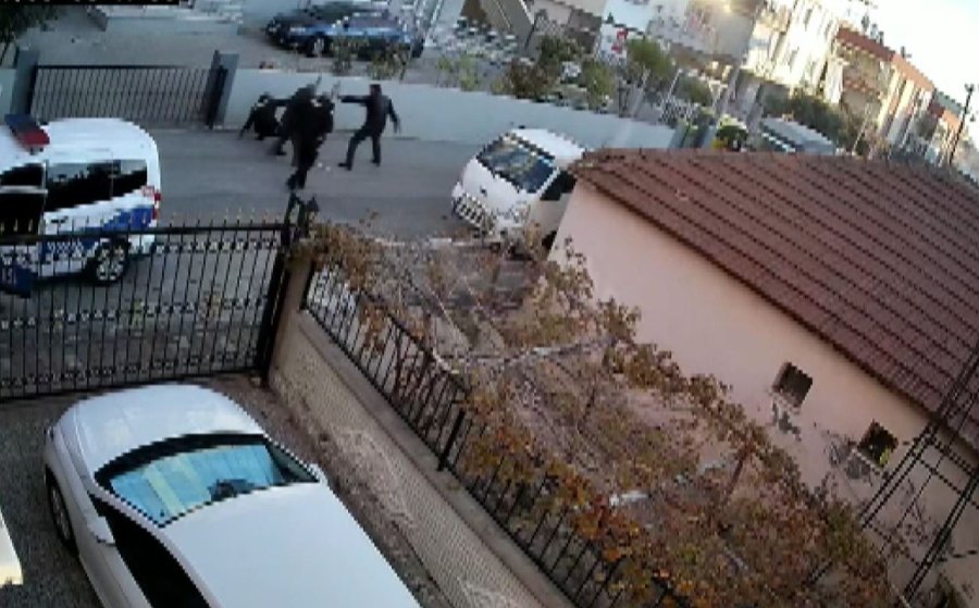 İhbara Giden Polislere Önce Taşla Saldırdı, Ardından Yere Düşen Polis Memurunu Bıçakladı