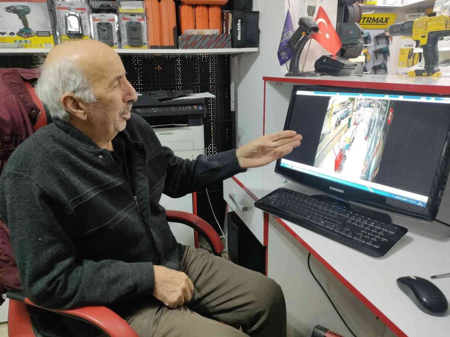 Üzerinde Oturup, Aynasında Saçını Düzelttiği Elektrikli Bisikleti Kaşla Göz Arasında Çaldı