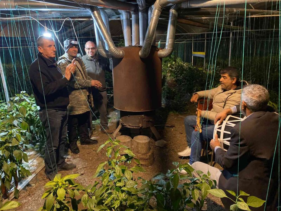 Antalya’da ’0’ Derecede Sazlı Sözlü Don Nöbeti