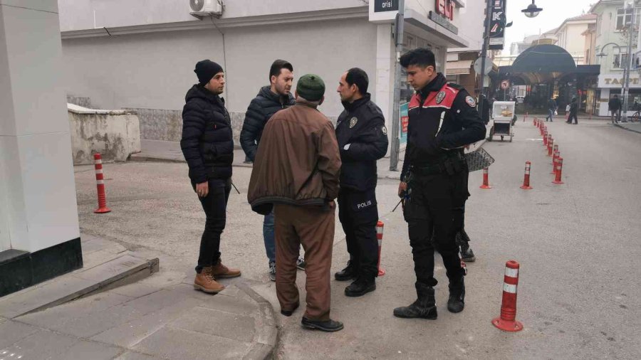 ’dolandırıcılardan Kurtaracağız’ Deyip Yaşlı Adamı Dolandırdılar