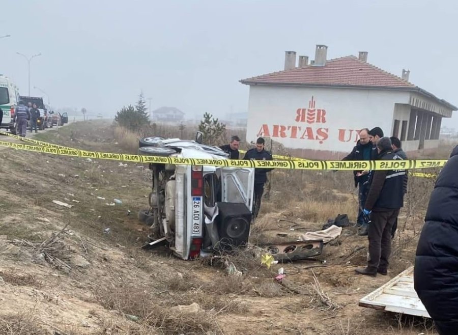 Arsaya Uçan Otomobilde Bulunan 1 Kişi Öldü, 3 Kişi Yaralandı