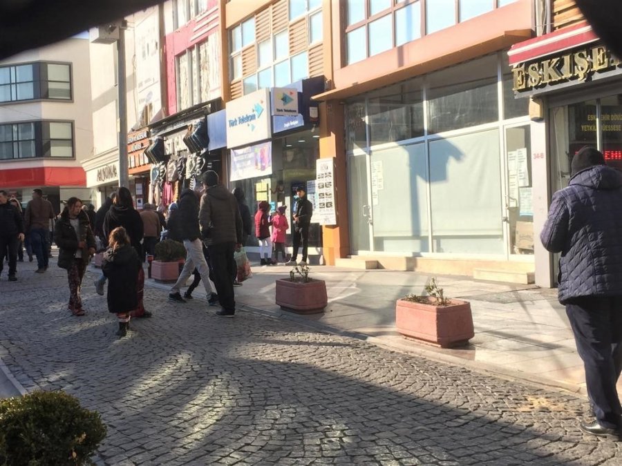 Vatandaşlardan Para Dilenerek Yol Boyunca Takip Ediyorlar