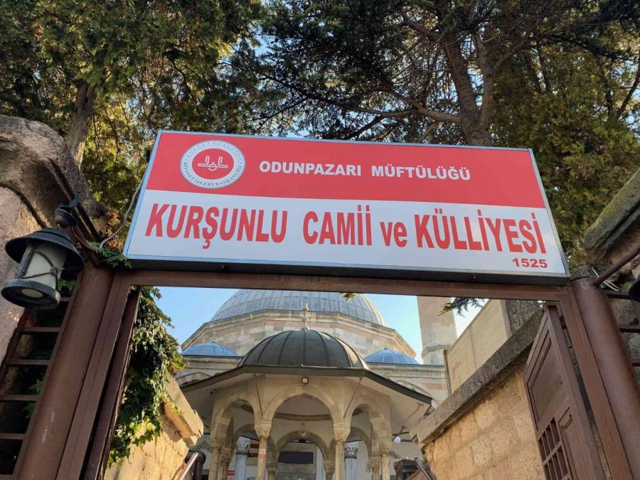 Tarihi Külliyenin Duvarlarına Büyük Saygısızlık