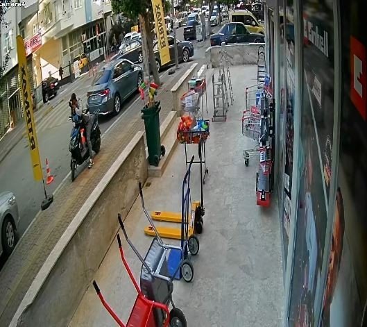 Üzerinde Oturup, Aynasında Saçını Düzelttiği Elektrikli Bisikleti Kaşla Göz Arasında Çaldı