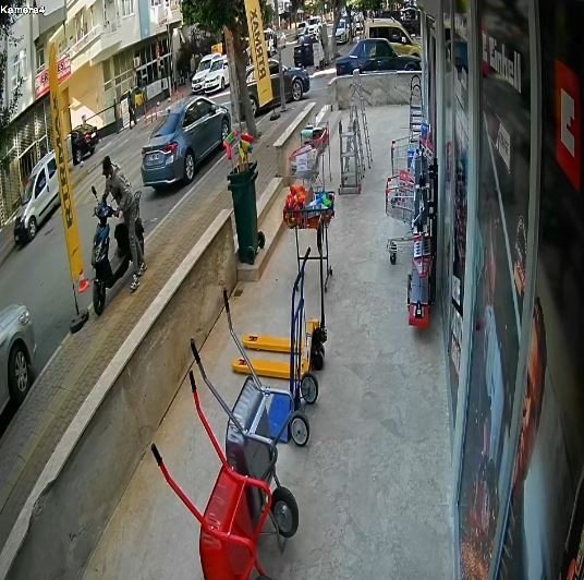 Üzerinde Oturup, Aynasında Saçını Düzelttiği Elektrikli Bisikleti Kaşla Göz Arasında Çaldı