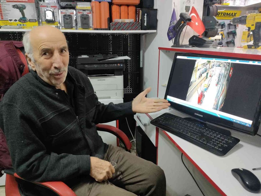 Üzerinde Oturup, Aynasında Saçını Düzelttiği Elektrikli Bisikleti Kaşla Göz Arasında Çaldı