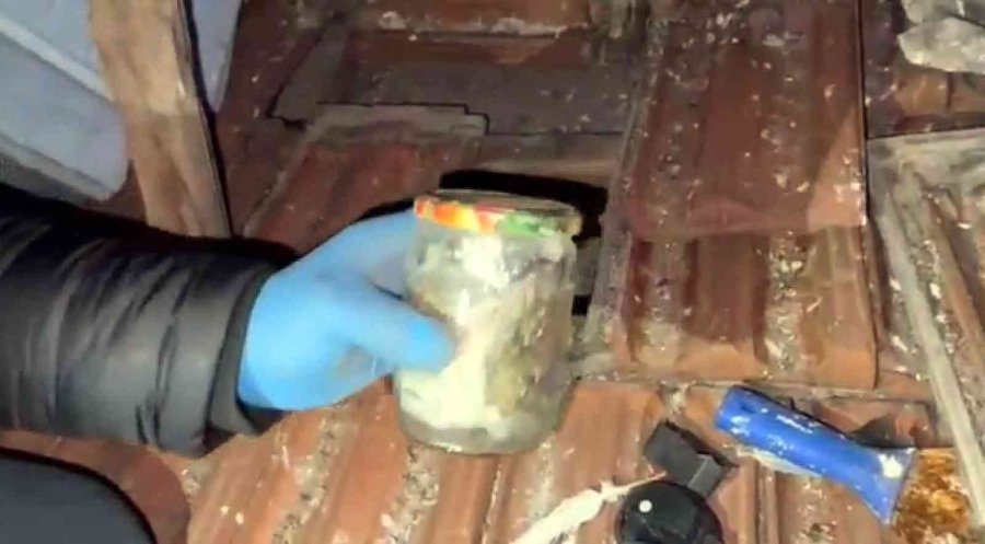 Uyuşturucuyu Çatıdaki Kiremitlerin Altına Zulalamışlar