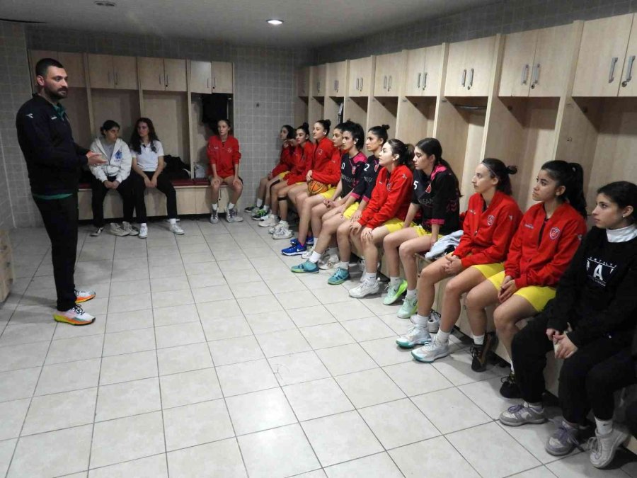 Kepez’in Kız Basket Takımı Kupaya Yaklaştı