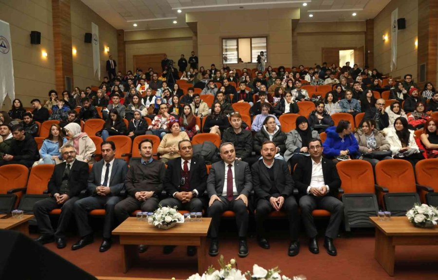 Gazeteci Oktay Ensari, Erü’lü Öğrenciler İle Tecrübelerini Paylaştı