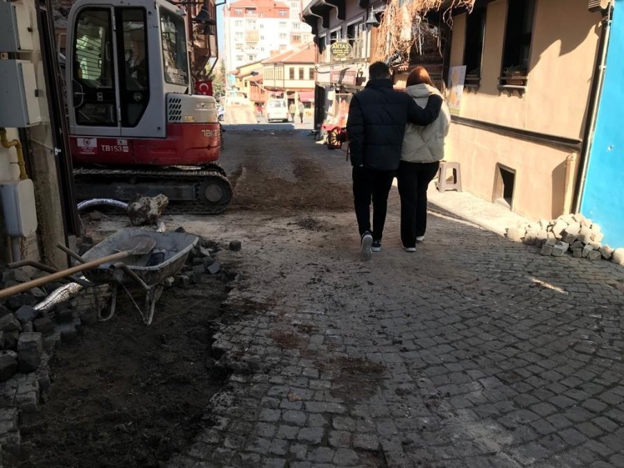 İnşaatın Oluşturduğu Pislikleri Esnaf Süpürgelerle Temizlemeye Çalıştı