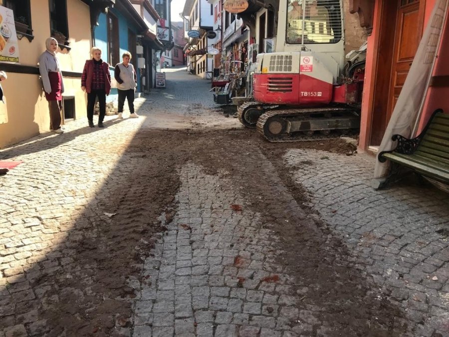 İnşaatın Oluşturduğu Pislikleri Esnaf Süpürgelerle Temizlemeye Çalıştı