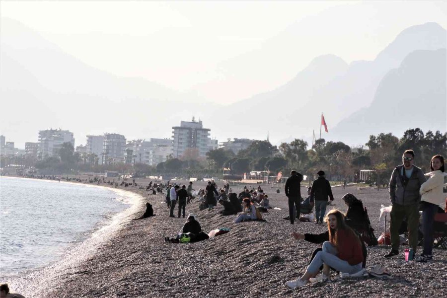 Soğuk Hava Öncesi Antalya’da 18 Derecede Deniz Keyfi