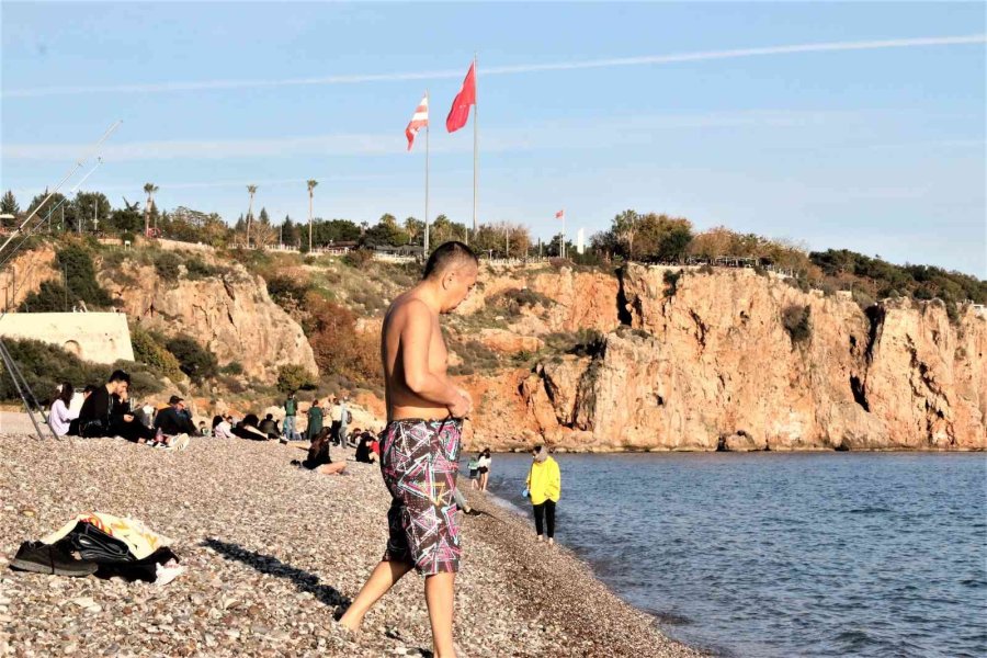 Soğuk Hava Öncesi Antalya’da 18 Derecede Deniz Keyfi