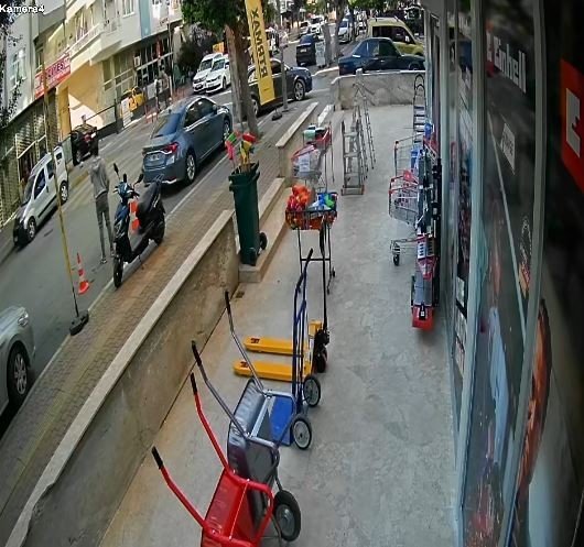 Üzerinde Oturup, Aynasında Saçını Düzelttiği Elektrikli Bisikleti Kaşla Göz Arasında Çaldı