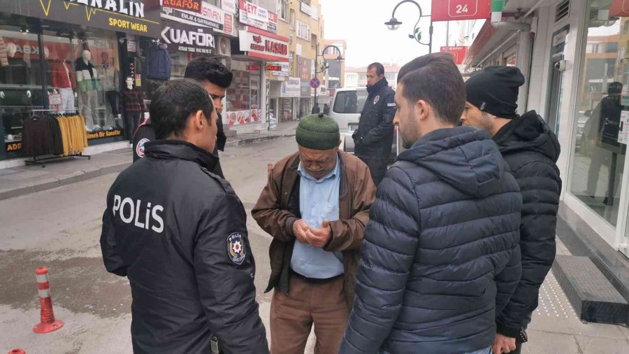 ’dolandırıcılardan Kurtaracağız’ Deyip Yaşlı Adamı Dolandırdılar