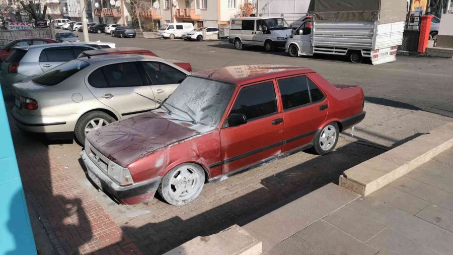 Otomobil Alev Aldı, Sürücü Kaçtı, Pompacılar Söndürdü