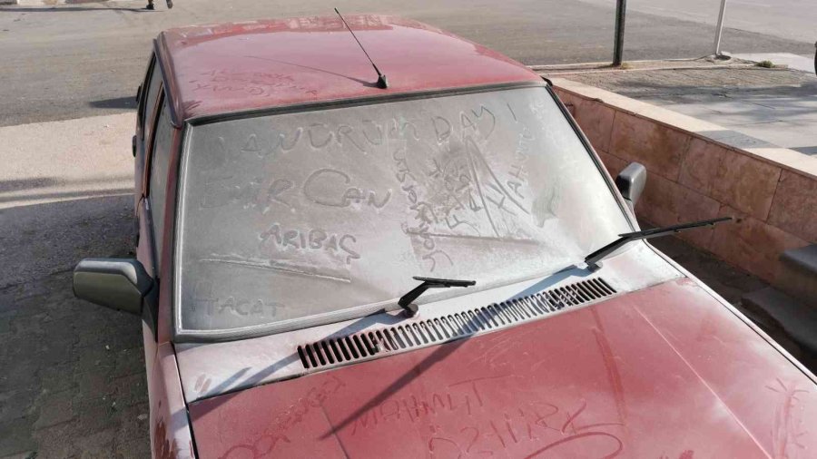 Otomobil Alev Aldı, Sürücü Kaçtı, Pompacılar Söndürdü