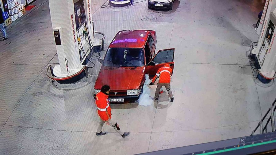 Otomobil Alev Aldı, Sürücü Kaçtı, Pompacılar Söndürdü