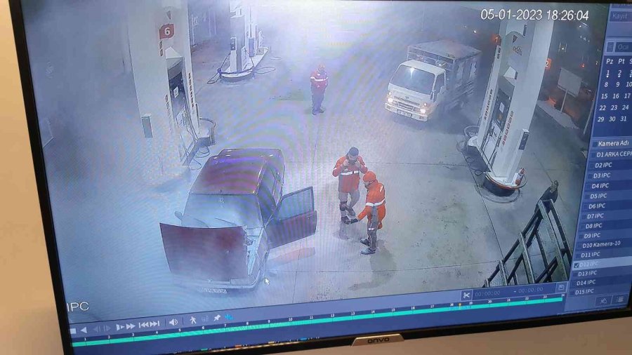 Otomobil Alev Aldı, Sürücü Kaçtı, Pompacılar Söndürdü