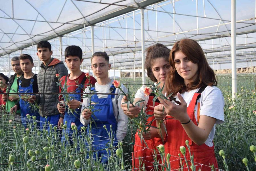 Tarımın Geleceğine Eğitimli Kadın Eli Değecek