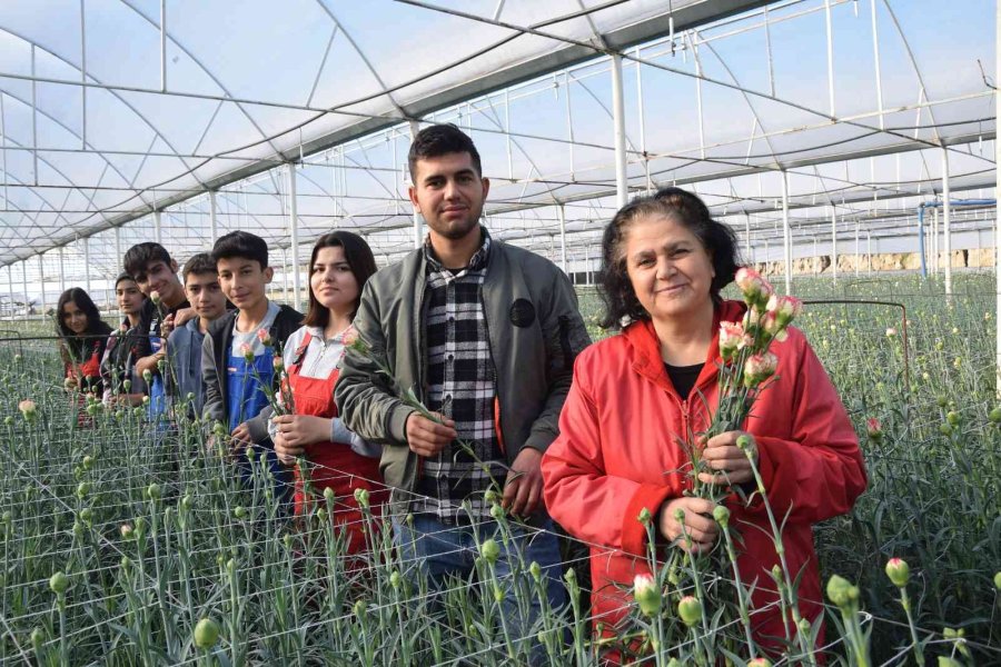 Tarımın Geleceğine Eğitimli Kadın Eli Değecek