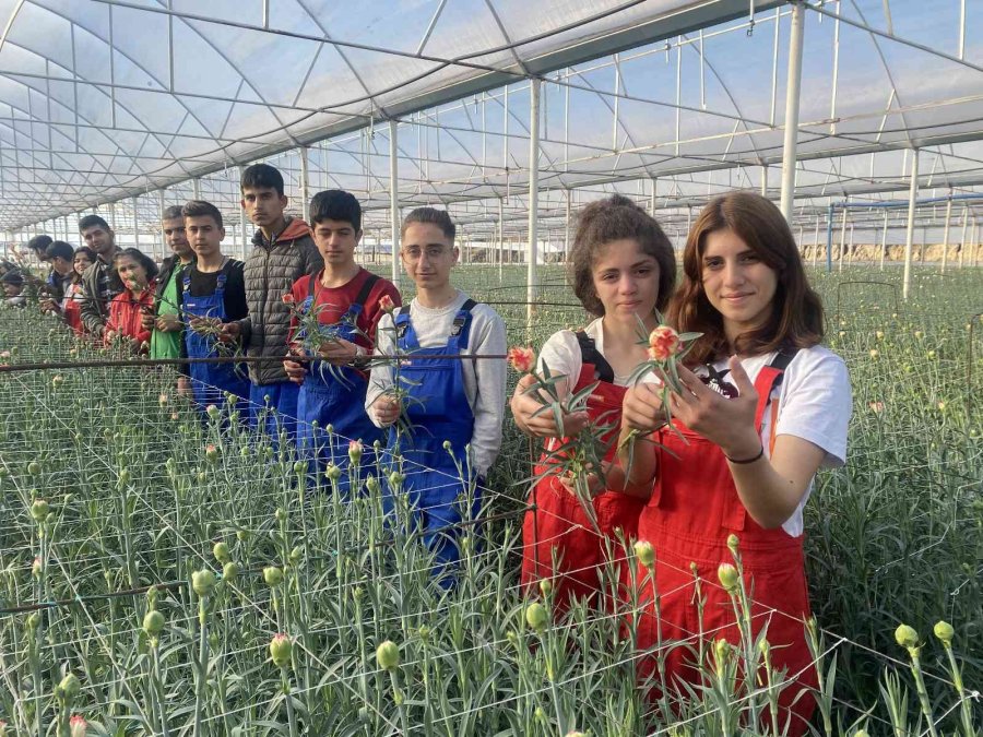 Tarımın Geleceğine Eğitimli Kadın Eli Değecek