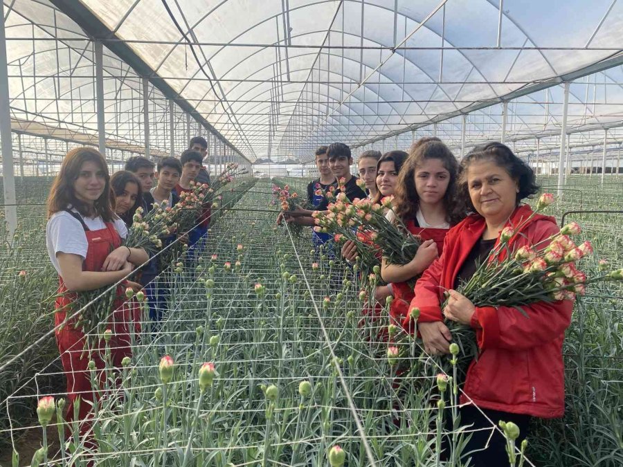 Tarımın Geleceğine Eğitimli Kadın Eli Değecek