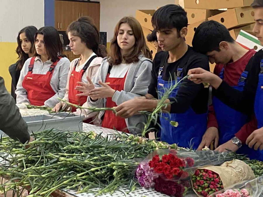 Tarımın Geleceğine Eğitimli Kadın Eli Değecek