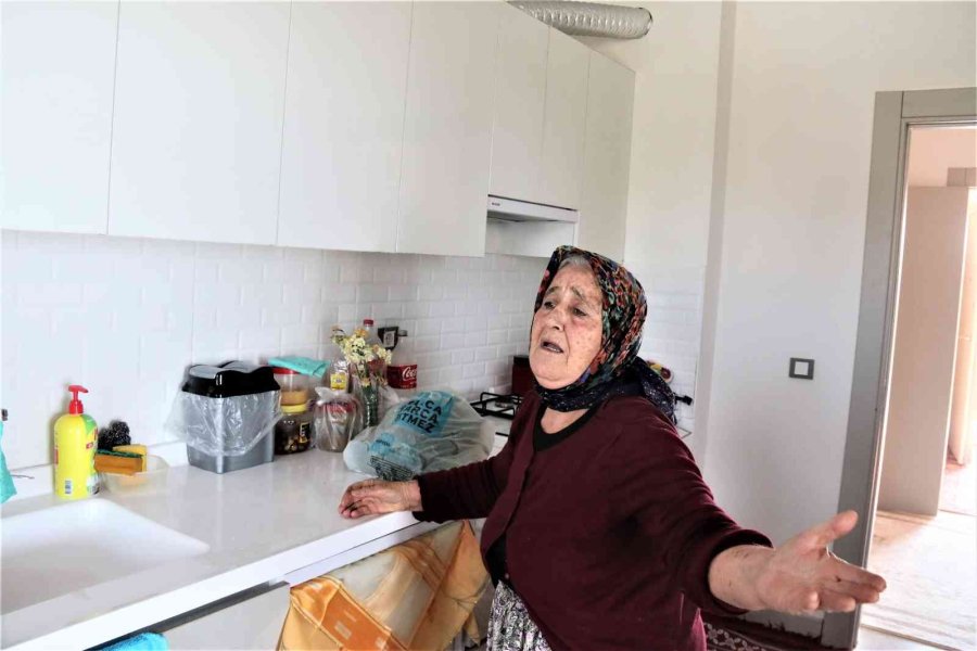 Tarihi Yangında "iğnem Bile Çıkmadı" Diyerek Feryat Eden Havva Teyze Yeni Evine Kavuştu