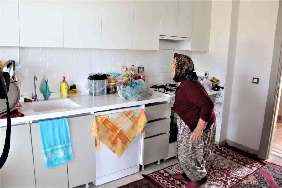 Tarihi Yangında "iğnem Bile Çıkmadı" Diyerek Feryat Eden Havva Teyze Yeni Evine Kavuştu