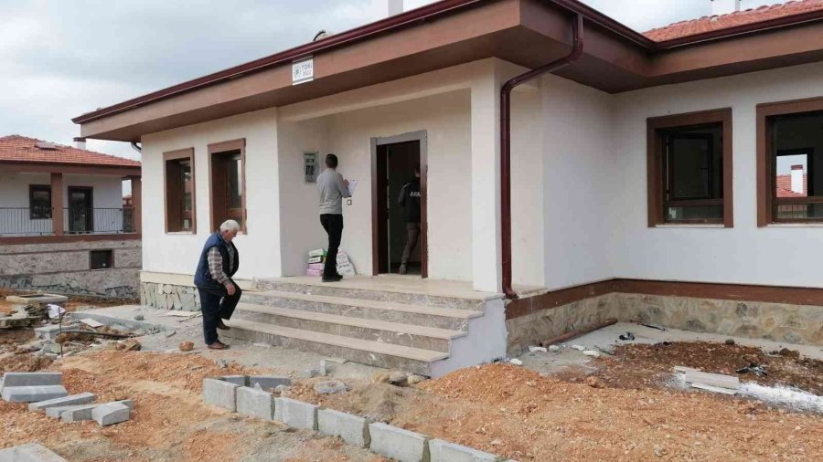 Manavgat Yangınında Evi Ve Hayvanları Yanmıştı, Yeni Evine Kavuştu