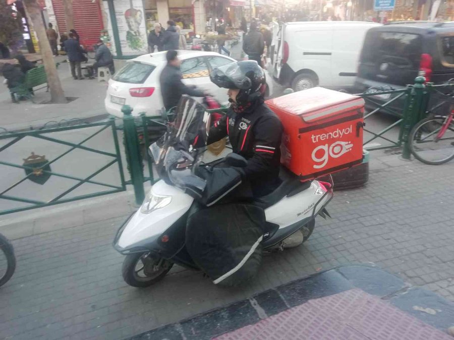 Kaldırımları Onların Mı Yayaların Mı?