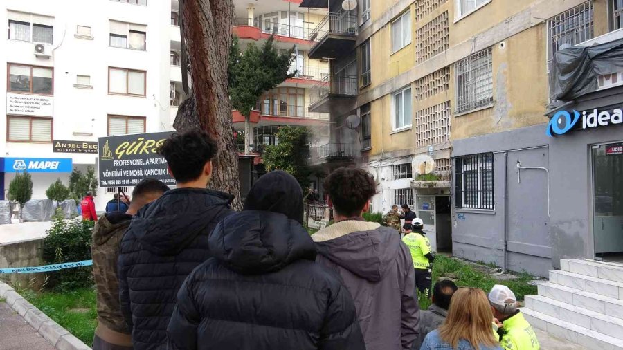 Mersin’de 4 Katlı Apartmanda Yangın Çıktı