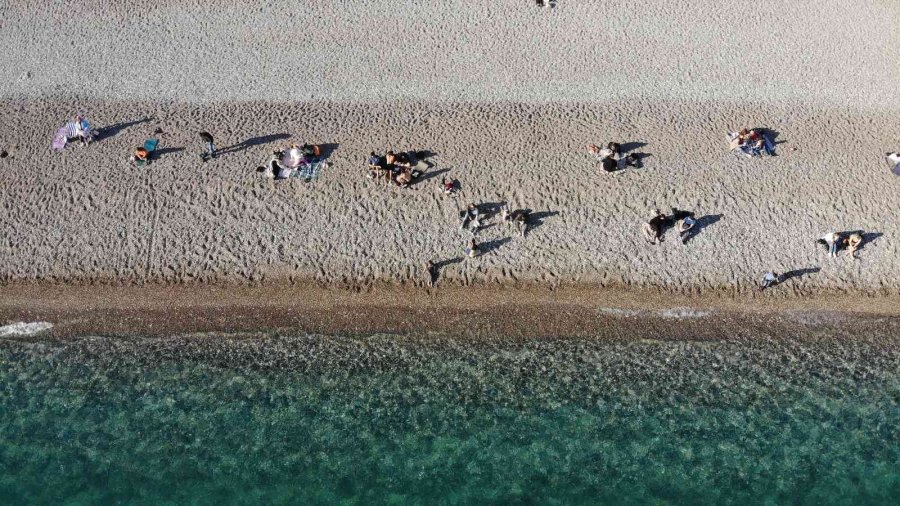 Son Yılların En Sıcak Ocak Ayında Vatandaşlar Konyaaltı Sahiline Akın Etti