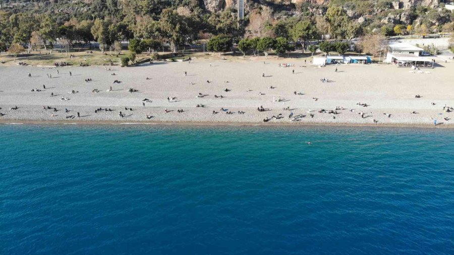 Son Yılların En Sıcak Ocak Ayında Vatandaşlar Konyaaltı Sahiline Akın Etti
