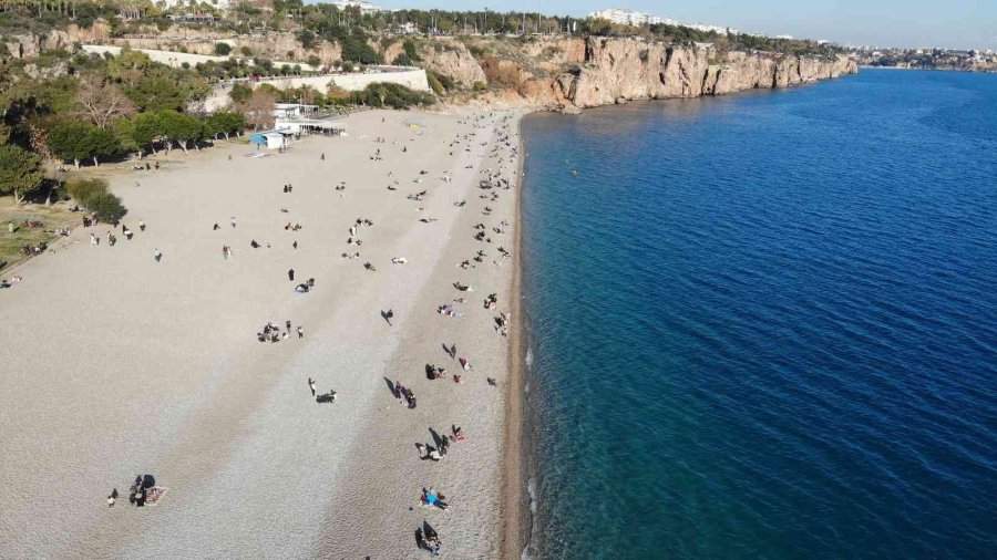 Son Yılların En Sıcak Ocak Ayında Vatandaşlar Konyaaltı Sahiline Akın Etti