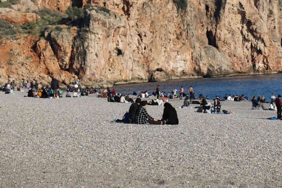 Son Yılların En Sıcak Ocak Ayında Vatandaşlar Konyaaltı Sahiline Akın Etti