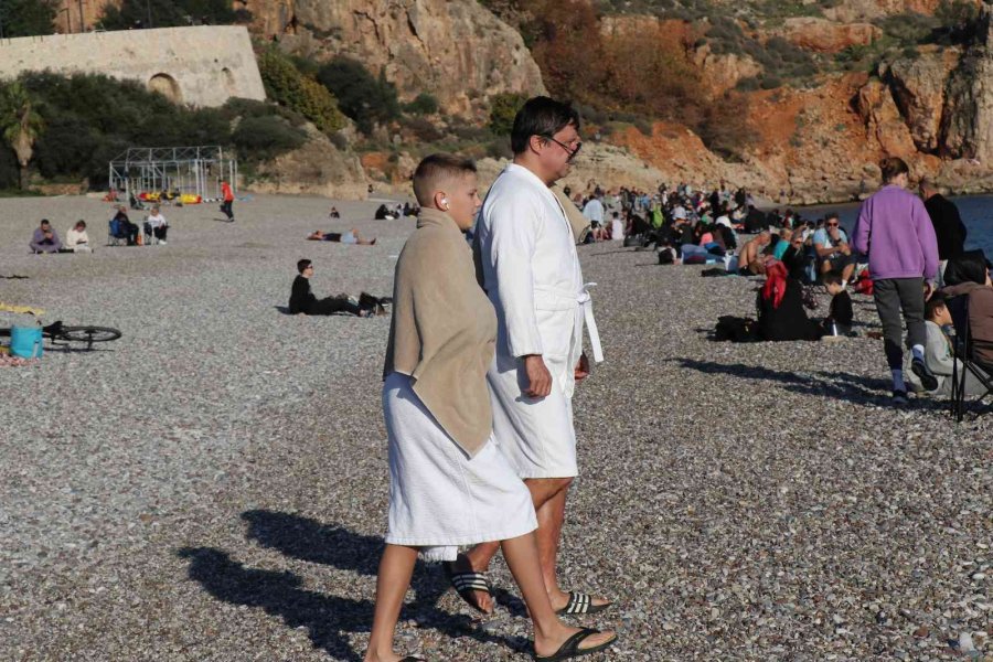 Son Yılların En Sıcak Ocak Ayında Vatandaşlar Konyaaltı Sahiline Akın Etti