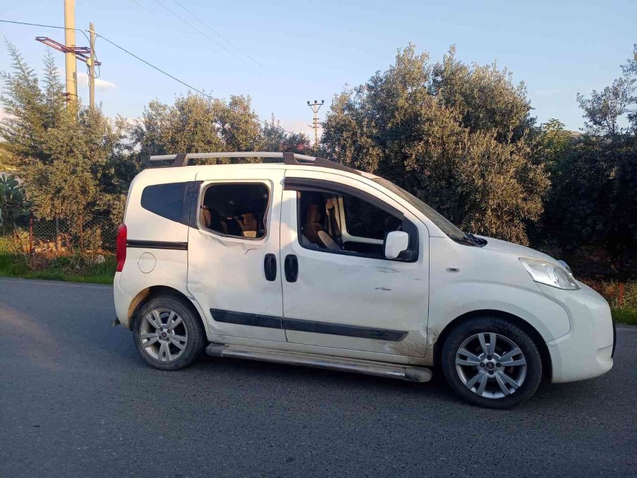 Gazipaşa’da Hafif Ticari Araçla Motosiklet Çarpıştı: 3 Yaralı