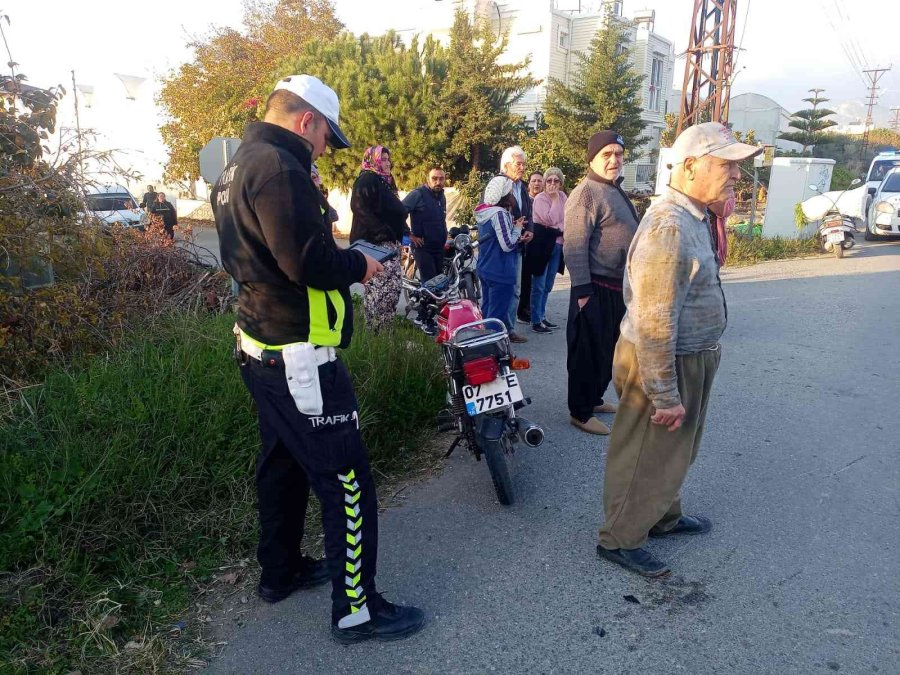 Gazipaşa’da Hafif Ticari Araçla Motosiklet Çarpıştı: 3 Yaralı