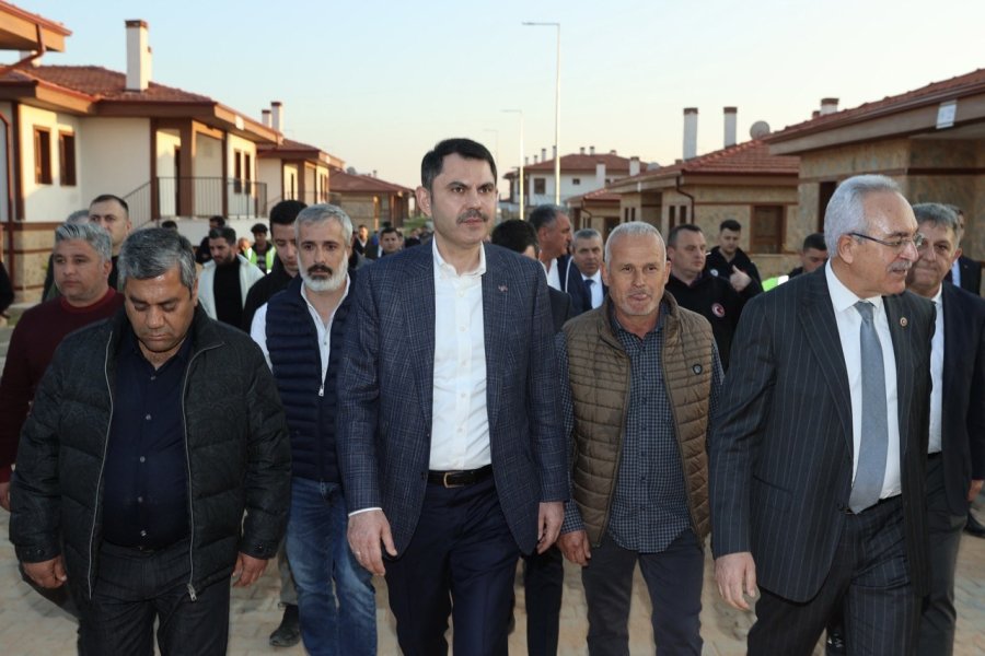 Bakan Kurum, Manavgat’ta Afetzedelerin Evine Konuk Oldu