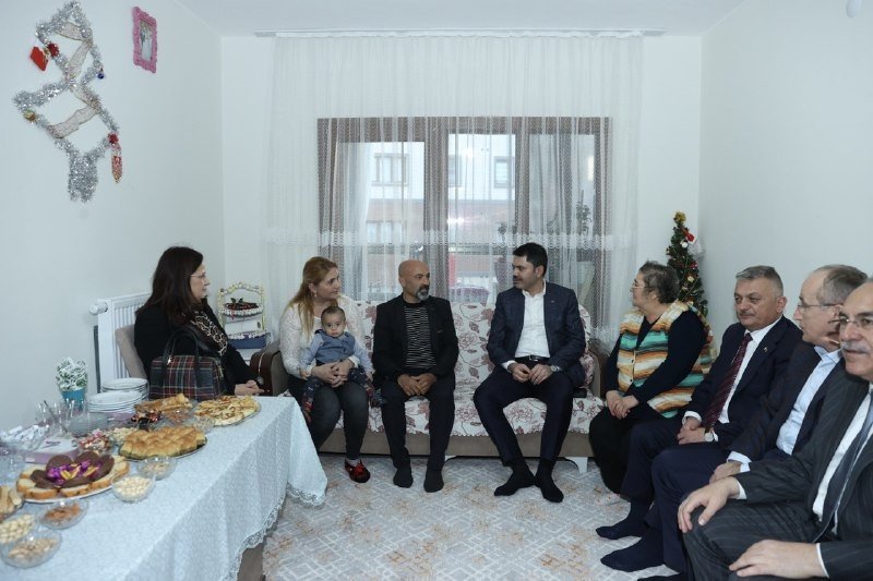 Bakan Kurum, Manavgat’ta Afetzedelerin Evine Konuk Oldu